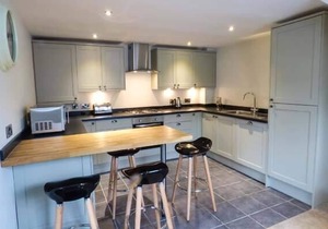 1A MARKET SQUARE, pet friendly, with a garden in Tideswell