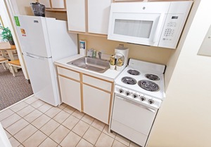 1BR/1BA Oceanfront condo w/Kitchen & Balcony in Center of MB, #400