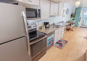 1BR/1BA Oceanfront condo w/Kitchen & Balcony in Center of MB, #955
