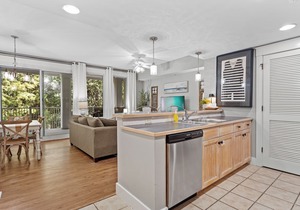 1BR Condo at Baytowne! Steps to Wharf, Tropical Pool & Hot Tub, Balcony View.