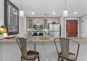 1BR Condo at Baytowne! Steps to Wharf, Tropical Pool & Hot Tub, Balcony View.