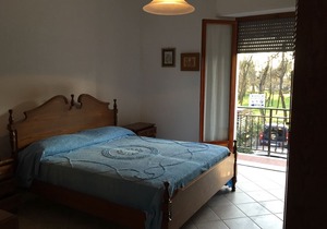 1° floor one bedroom-apartment, 100 m from the beach, Ronchi center, Free WiFi.
