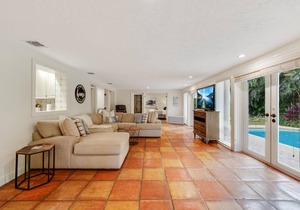 2/2 salt water pool home with king beds