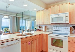 2 Bed/2 Bath, 4th floor Oceanfront condo sleeps 4. Oceanfront deck and pool.