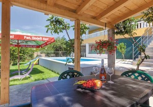 2 bedroom accommodation in Zrnovnica