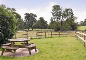 2 bedroom accommodation in Glanvilles Wootton, near Sherborne