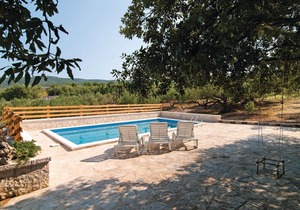 2 bedroom accommodation in Pucisca