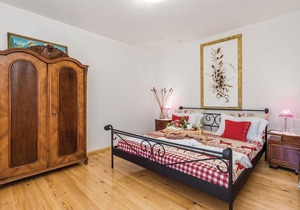 2 bedroom accommodation in Lic