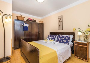 2 bedroom accommodation in Lic