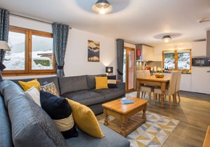 2-bedroom apartment with outdoor jacuzzi below the ski slopes!
