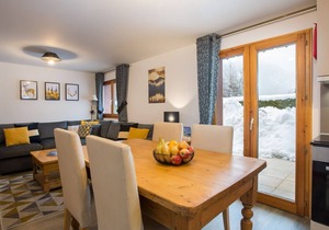 2-bedroom apartment with outdoor jacuzzi below the ski slopes!