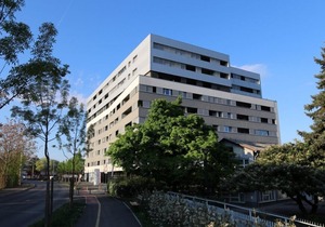 2 bedroom Apt. in the Business Zone- FREE PARKING