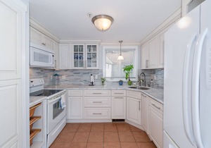 2-bedroom condo, private pool, 6-minute drive to Cape Cod Beaches