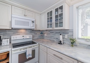 2-bedroom condo, private pool, 6-minute drive to Cape Cod Beaches