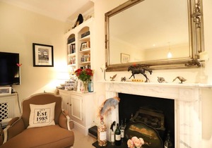 2 Bedroom Flat With Patio Close To Victoria