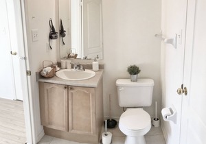 2 bedrooms (Jack&Jill) at YorkU + parking. Near subway.