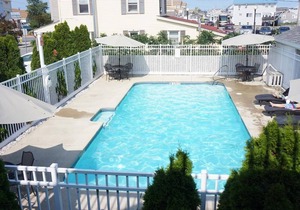 2 bedrooms with a shared pool. apt4