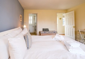 2 Bell Lodge - sleeps 6 guests in 2 bedrooms