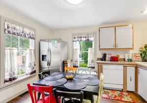 2 BR 2 BA Historic Cottage with free wifi, deck and dogs ok!