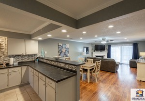 2 BR Condo Near the Strip ~ 2 Pools ~ FREE TICKETS INCLUDED! (FHE-3)