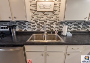 2 BR Condo Near the Strip ~ 2 Pools ~ FREE TICKETS INCLUDED! (FHE-3)