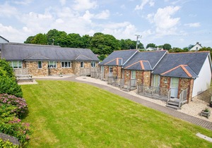2 COACHMAN'S COTTAGE, HILLFIELD, family friendly in Dartmouth