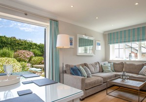 2 COACHMAN'S COTTAGE, HILLFIELD, family friendly in Dartmouth