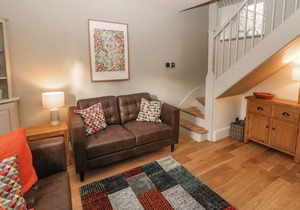 2 MARKET SQUARE, character holiday cottage in Tideswell