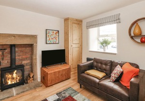 2 MARKET SQUARE, character holiday cottage in Tideswell