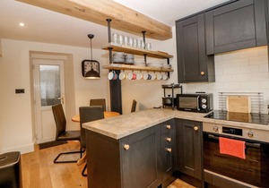2 MARKET SQUARE, character holiday cottage in Tideswell