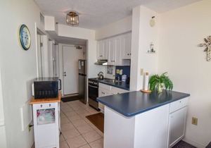 2 night minimum. Discounts all year. 1 bedroom oceanfront. Great location. Pool.