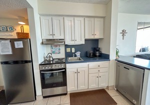 2 night minimum. Discounts all year. 1 bedroom oceanfront. Great location. Pool.