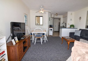 2 night minimum. Discounts all year. 1 bedroom oceanfront. Great location. Pool.