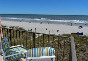 2 night minimum. Discounts all year. 1 bedroom oceanfront. Great location. Pool.