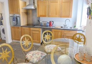 2 PRIMITIVE MEWS, pet friendly, with open fire in Chelmorton