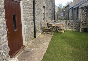 2 PRIMITIVE MEWS, pet friendly, with open fire in Chelmorton