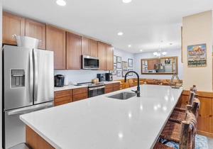 2 Private Balconies w/Mountain Views, 2 Mins Walk to Gondola, Shops & Dining