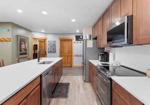 2 Private Balconies w/Mountain Views, 2 Mins Walk to Gondola, Shops & Dining