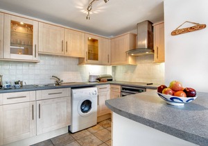 2 Redfern Court - Two Bedroom House, Sleeps 5