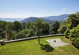 2-room corner apartment in a prestigious villa from 1850 with solar-heated pool