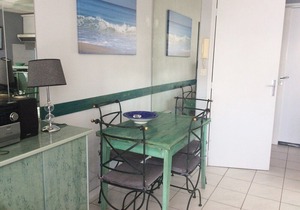 2 rooms. UNFORGETTABLE ! FRONT OF THE SEA, TERRACE 50m2. Silent parking.