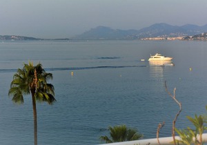 2 rooms. UNFORGETTABLE ! FRONT OF THE SEA, TERRACE 50m2. Silent parking.