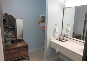 2-Star Hotel ∙ Econo Lodge Inn & Suites