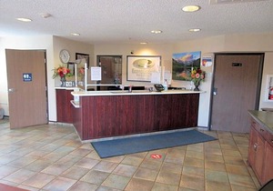 2-Star Hotel ∙ Econo Lodge Inn & Suites