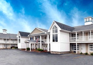 2-Star Hotel ∙ Baymont by Wyndham St. Ignace Lakefront