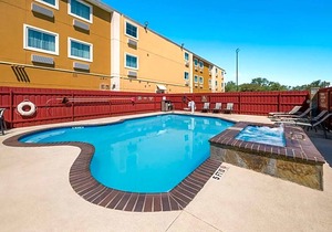 2-Star Hotel ∙ Best Western North Bryant Inn