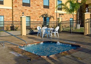2-Star Hotel ∙ Best Western Bastrop Pines Inn
