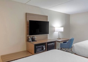 2-Star Hotel ∙ Clarion Pointe Charlottesville