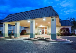 2-Star Hotel ∙ Clarion Inn Fairmont