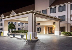2-Star Hotel ∙ Comfort Suites Wilmington near Downtown